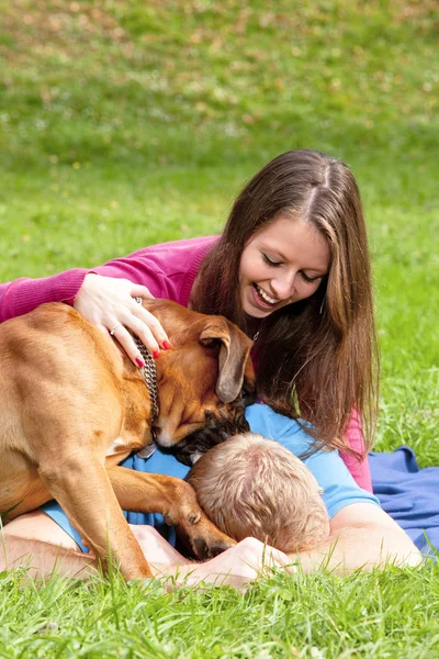 Mutlu genç bir çift ile köpek — Stok fotoğraf