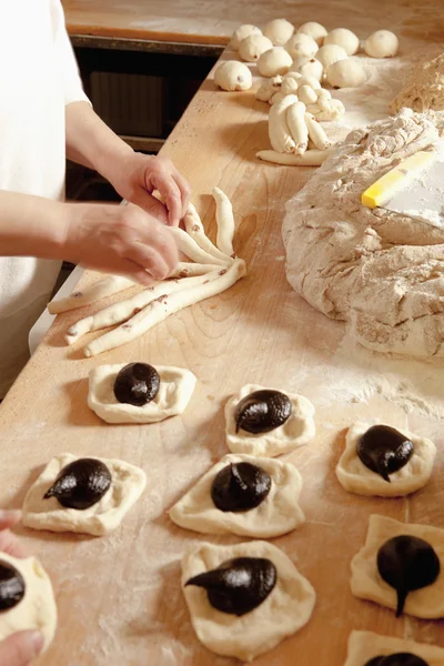 Baker κάνοντας γλύκισμα — Φωτογραφία Αρχείου