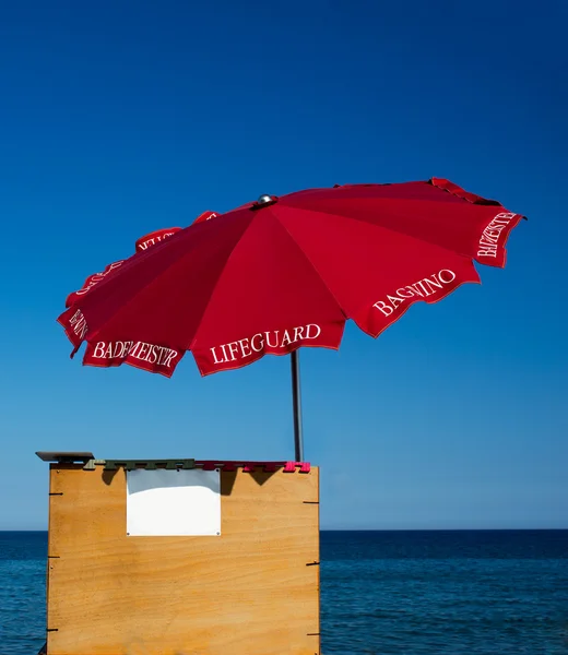 Guarda-vidas guarda-chuva praia — Fotografia de Stock