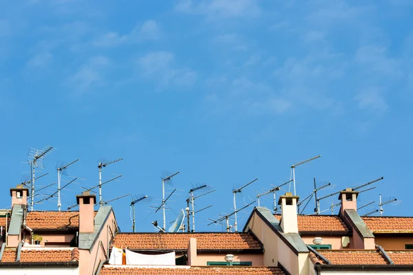 Viele Antennen auf dem Dach eines Gebäudes installiert — Stockfoto