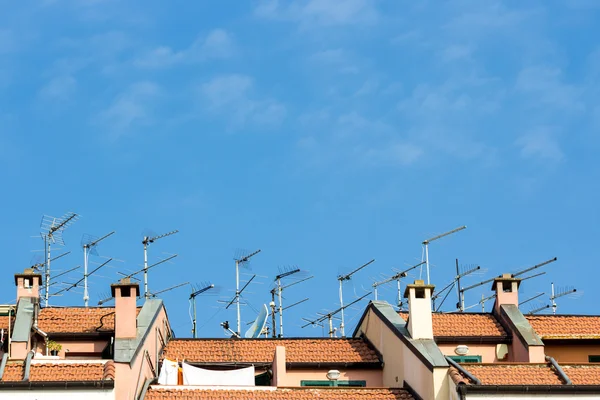 Muitas antenas instaladas no telhado de um edifício Fotos De Bancos De Imagens