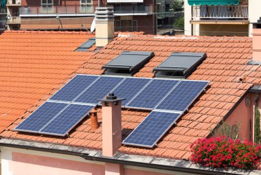 Çatıdaki güneş panelleri
