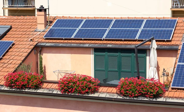 Painéis solares no telhado — Fotografia de Stock