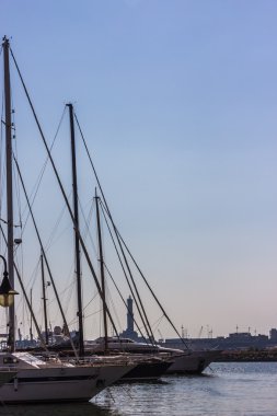 Cenova feneri arka planda ile gemi