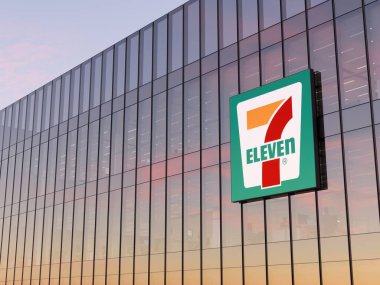 Dallas, TX, ABD. 18 Ekim 2021. Sadece Editoryal Kullanım, 3D CGI. 7-Eleven İmza Logosu Cam Binanın tepesi. Çok Uluslu Mağazalar Zinciri 'nin işyeri. Ofis Merkezi.