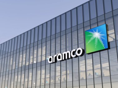 Dhahran, Suudi Arabistan. 14 Ekim 2021. Sadece Editoryal Kullanım, 3D CGI. Cam Bina 'nın tepesinde Aramco İmza Logosu. Yüksek binadaki gaz ve petrol şirketinin işyeri..