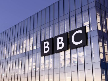 Londra, İngiltere. 31 Ekim 2021, Sadece Editoryal Kullanım, 3D CGI. BBC British Broadcasting Corporation, çok uluslu bir televizyon kanalıdır. Yüksek binalardaki işyeri.