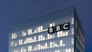 Londra, İngiltere. 31 Ekim 2021, Sadece Editoryal Kullanım, 3D CGI. BBC British Broadcasting Corporation, çok uluslu bir televizyon kanalıdır. Yüksek binalardaki işyeri.