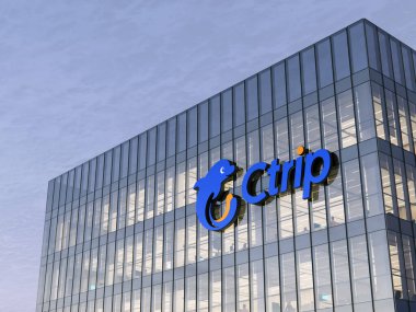 Şangay, Çin. 11 Aralık 2021, Sadece Editör Kullanımı, 3D CGI. Ctrip Holding Logosu Üst Cam Bina. Ofis binasındaki İş Yeri Online Seyahat Rezervasyon Hizmetleri Şirketi.