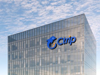 Şangay, Çin. 11 Aralık 2021, Sadece Editör Kullanımı, 3D CGI. Ctrip Holding Logosu Üst Cam Bina. Ofis binasındaki İş Yeri Online Seyahat Rezervasyon Hizmetleri Şirketi.