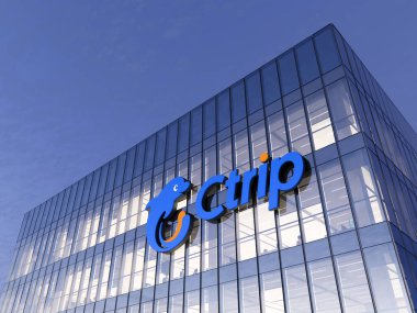 Şangay, Çin. 11 Aralık 2021, Sadece Editör Kullanımı, 3D CGI. Ctrip Holding Logosu Üst Cam Bina. Ofis binasındaki İş Yeri Online Seyahat Rezervasyon Hizmetleri Şirketi.