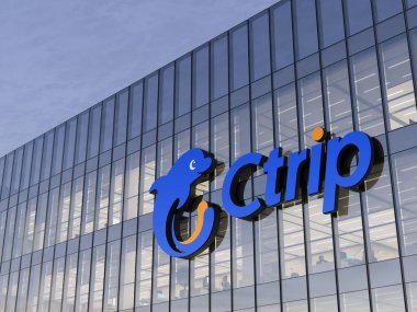 Şangay, Çin. 11 Aralık 2021, Sadece Editör Kullanımı, 3D CGI. Ctrip Holding Logosu Üst Cam Bina. Ofis binasındaki İş Yeri Online Seyahat Rezervasyon Hizmetleri Şirketi.