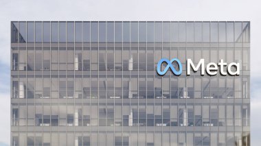 Menlo Park, Kaliforniya, ABD. 9 Ocak 2022. Sadece Editoryal Kullanım, 3D CGI. Cam Binanın tepesindeki Meta İmza Logosu. Metaverse İş yeri Teknolojisi Servis Şirketi Yüksek Binalar Ofisi Genel Merkezi.