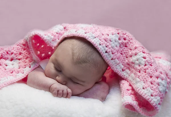Bebê com manta de crochê — Fotografia de Stock