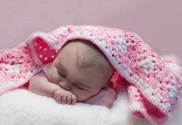 Bambino con coperta all'uncinetto — Foto Stock