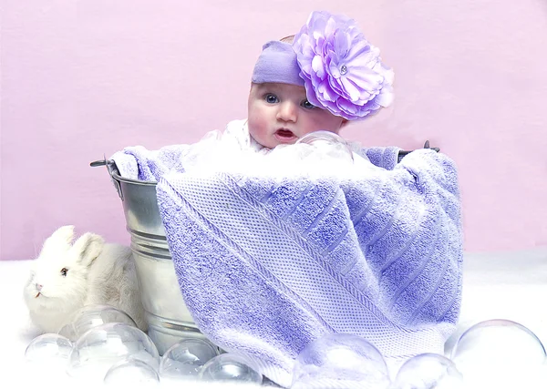 Baby in lila - Badewanne — Stockfoto