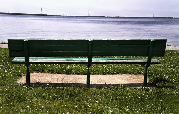 探している川の上の公園のベンチ — ストック写真