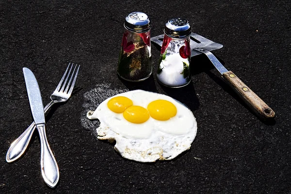 Hot Enough Eggs Frying on Asphalt — Stock Photo, Image