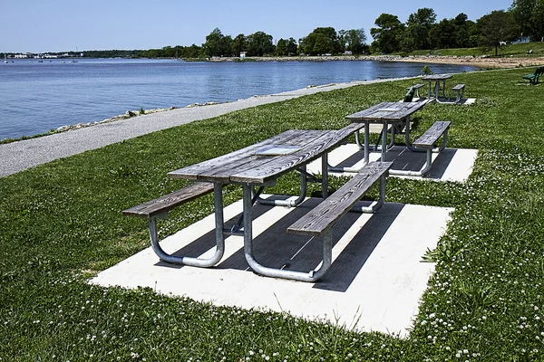 Picknickbord på park — Stockfoto