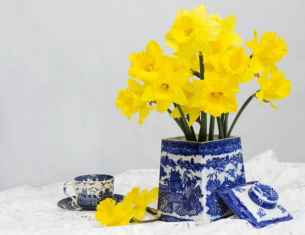 Daffodils in Vintage Vase — Stock Photo, Image