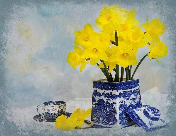 Daffodils in Vintage Vase — Stock Photo, Image