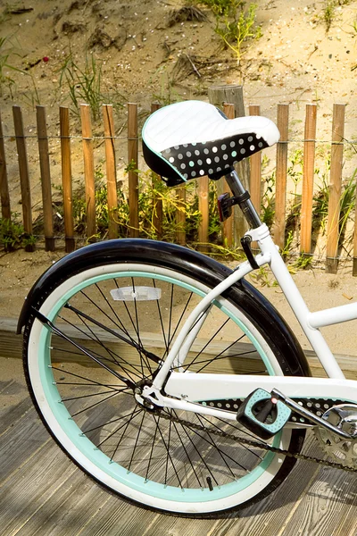Asiento de bicicleta de lunares para niña — Foto de Stock