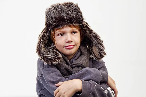 Φορώντας καπέλο γούνα αγόρι — Φωτογραφία Αρχείου