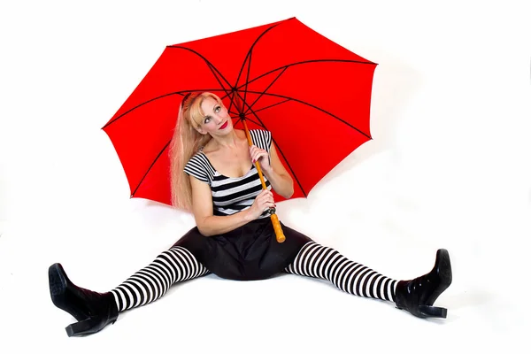 Mujer vistiendo negrita blanco y negro con paraguas rojo — Foto de Stock