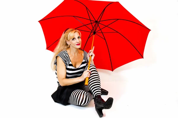 Vrouw dragen vet zwart en wit met rode paraplu — Stockfoto