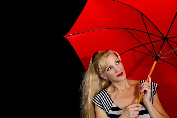 Mujer vistiendo negrita blanco y negro con paraguas rojo — Foto de Stock