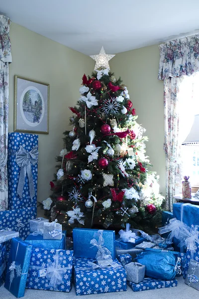 Árvore de Natal Rodeada por Presentes — Fotografia de Stock