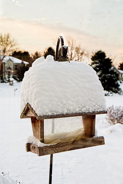 Alimentatore di uccelli e neve — Foto Stock