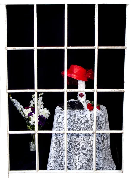 Chapéu vermelho retro na janela dianteira da loja velha — Fotografia de Stock