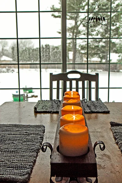 Arka Planda Karlı Kış Sahnesinin Görüntüsüyle Aydınlatılmış Mum Dizili Mutfak — Stok fotoğraf