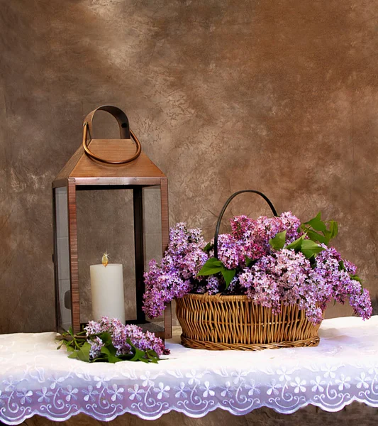 Okouzlující Obraz Košíkem Čerstvě Nakrájených Šeříkových Květů Měděnou Velkou Lucernou — Stock fotografie