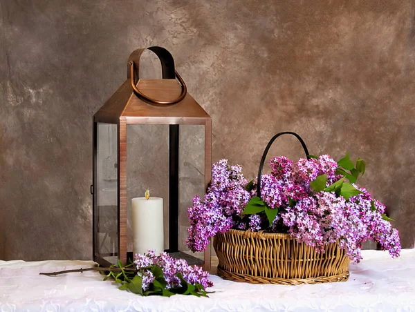 Yanında Mum Olan Bakır Bir Fener Taze Kesilmiş Leylak Çiçekleriyle — Stok fotoğraf
