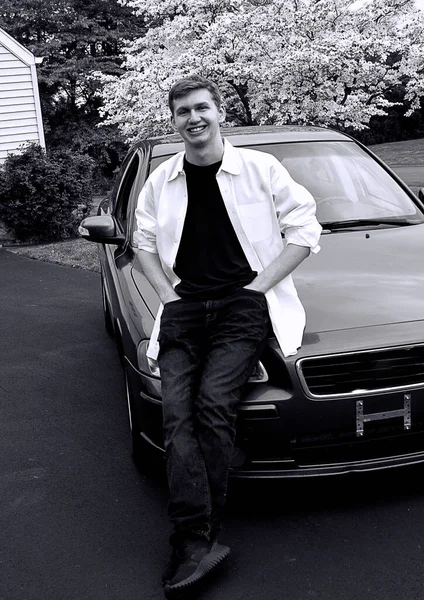 Jongeman Poseert Naast Zijn Grijze Auto Voor Een Senior Fotoshoot — Stockfoto