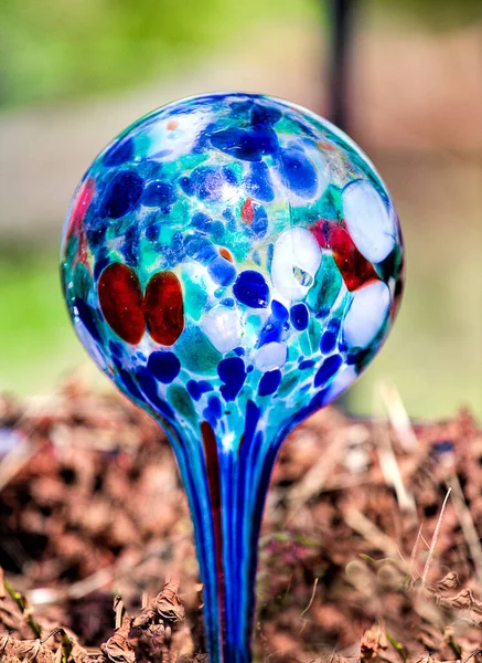Zbliżenie Dmuchanego Szklanego Podajnika Wody Dla Roślin Odcieniach Niebieskiego Niektóre — Zdjęcie stockowe
