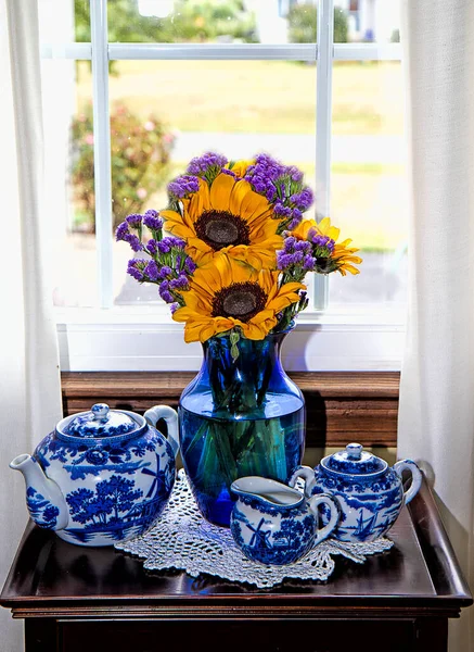 Closeup Pretty Floral Bouquet Sunflowers Purple Accent Flowers Blue Vase — Stockfoto