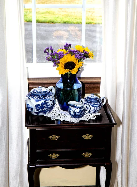 Pretty Floral Bouquet Sunflowers Purple Accent Flowers Blue Vase Tea — Stock fotografie