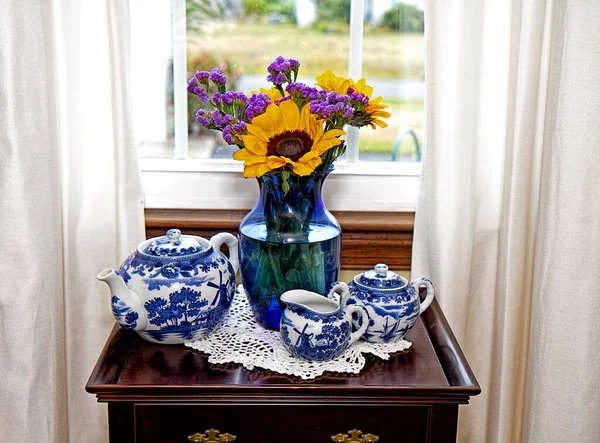 Pretty Floral Bouquet Sunflowers Purple Accent Flowers Blue Vase Tea — Stock Photo, Image