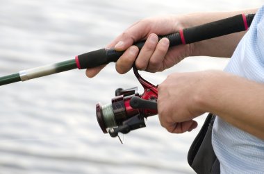 bir iplik closeup tutarak balıkçının