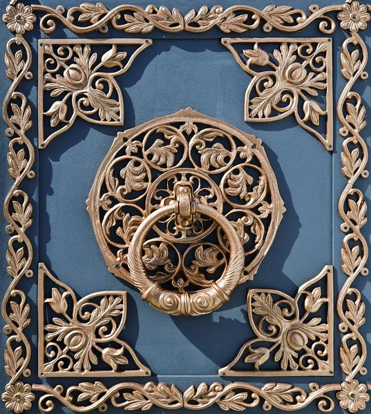 Portas de fragmento decorado escultura dourada — Fotografia de Stock