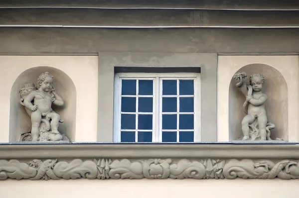 Ventana y estatuas de cupidos en Lviv — Foto de Stock