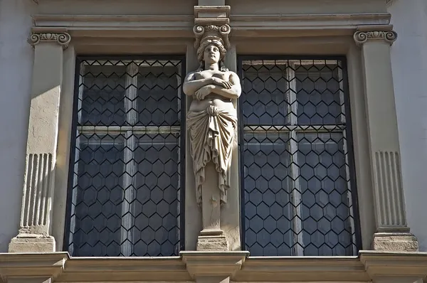 Venster met een standbeeld in lvov — Stockfoto