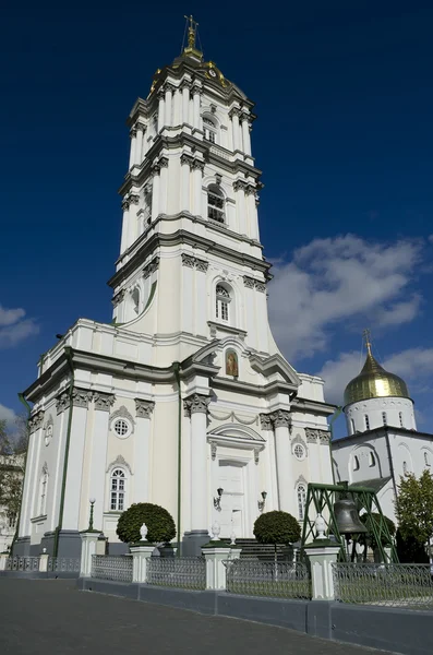 Katedra Świętej Trójcy i dzwon wieża w Poczajowie — Zdjęcie stockowe