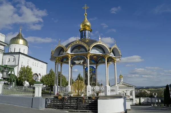 Dreifaltigkeitskathedrale und Glockenturm in Pochaev lavra — Stockfoto