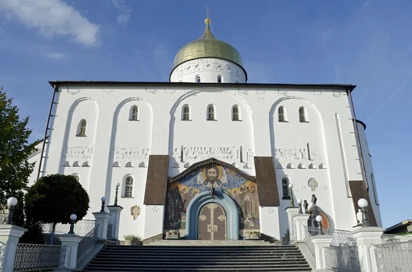 Trinity kathedraal en bell toren in pochaev lavra — Stockfoto