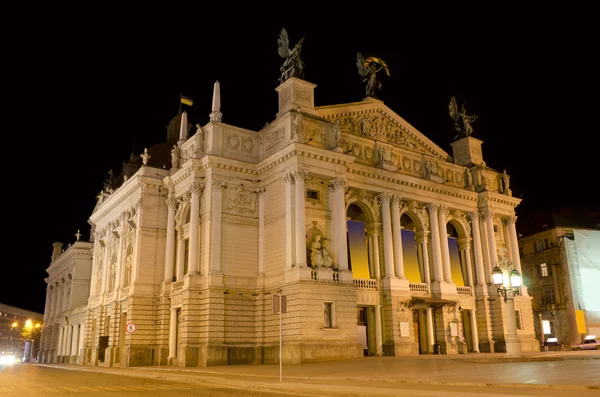 Lviv opera binası gece