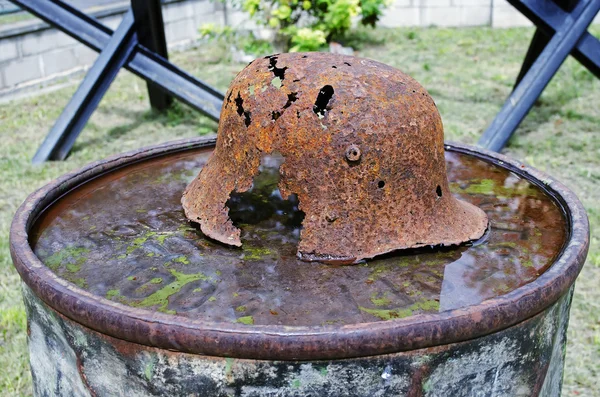 Casco militar oxidado Segunda Guerra Mundial — Foto de Stock